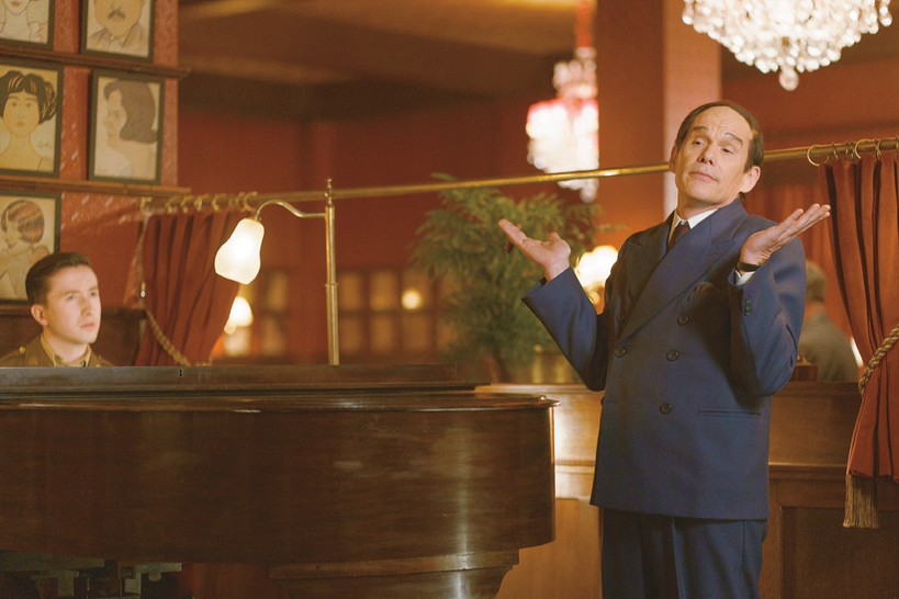 ‘블루 문’은 2026년 골든글로브상 작품상(뮤지컬/코미디 부문), 남우주연상에 후보작으로 올랐고 에단 호크는 아카데미상에서도 강력한 수상후보로 거론된다. [Sony Pictures Classics]