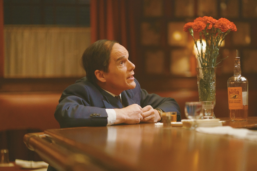 ‘블루 문’은 에단 호크라는 배우의 커리어를 집약한 작품처럼 느껴진다. 그의 연기는 최근 몇 년 사이 점점 더 무게감을 채워왔다. [Sony Pictures Classics]