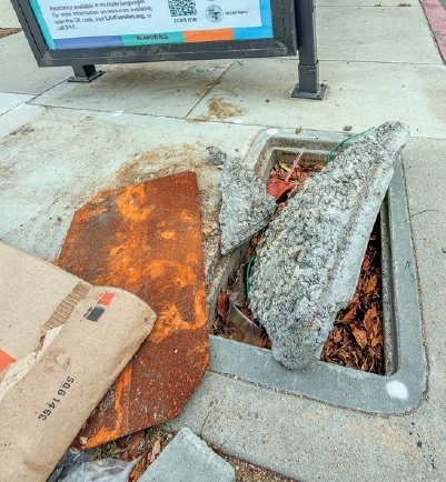 미라클 마일 지역 윌셔 불러바드 인도에 설치된 지하 접속함이 구리선 도난 이후 뚜껑이 열린 채 방치돼 있다. 김상진 기자