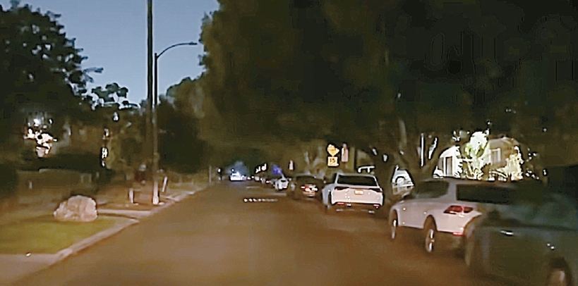 미라클 마일 지역 주택가 가로등이 수개월째 꺼져 있어 야간 보행 안전에 대한 우려가 커지고 있다. [CBS 캡처]