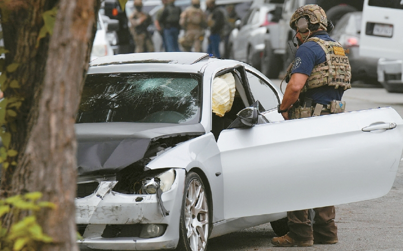 21일 사우스LA 윌로브룩 지역의 불법체류자 단속 과정에서 연방 요원의 총격 사건이 발생했다. 국경순찰대 요원이 현장 통제를 하고 있다.  [로이터]