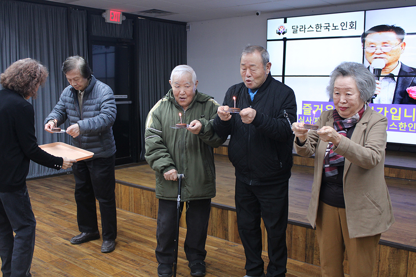 1월에 생일인 회원들이 노인회가 마련한 ‘미니 생일 케익’을 받아들고 함께 생일축하 노래를 하고 있다. 