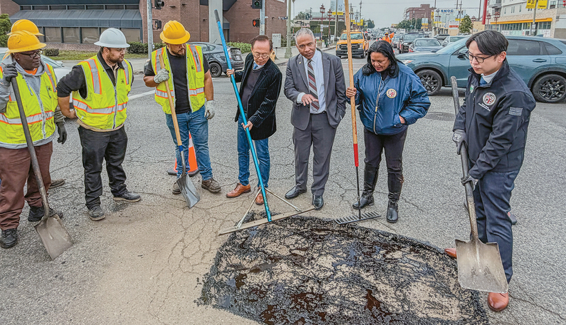스티브 강(오른쪽) LA시 공공사업위원회 의장과 헤더 허트(오른쪽 두 번째) 시의원이 22일 팟홀 보수 현장에서 작업을 돕고 있다. 김상진 기자