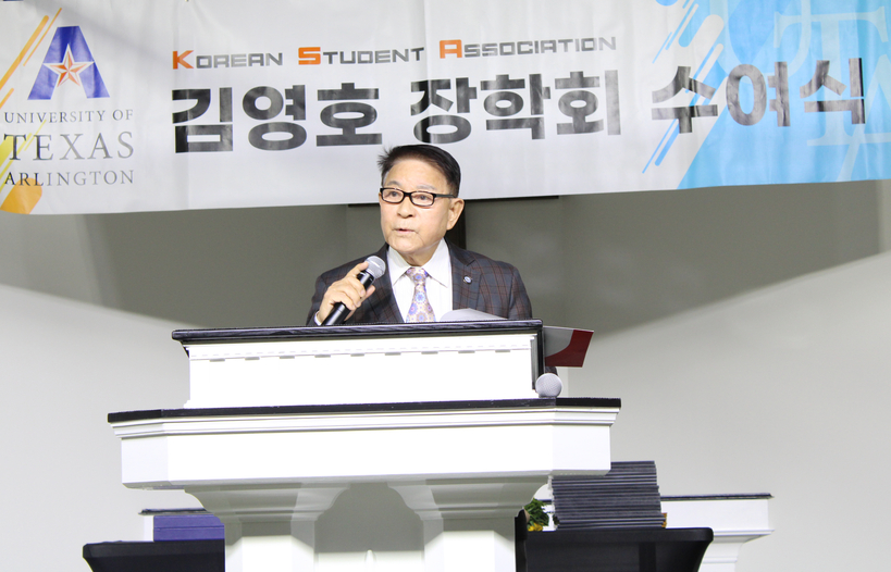 장학생들을 격려하고 있는 김영호 회장.