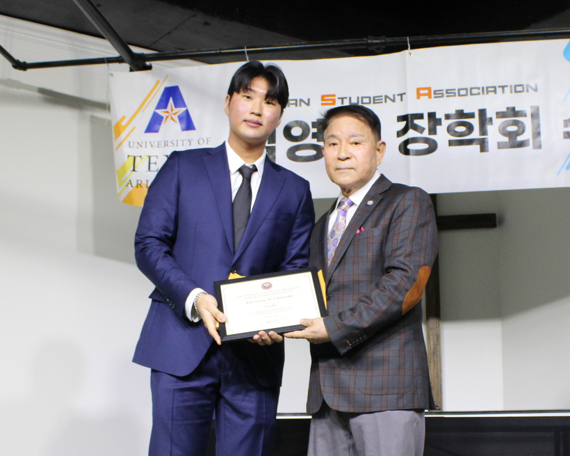 김영호 회장이 장학금을 수여하고 있다.