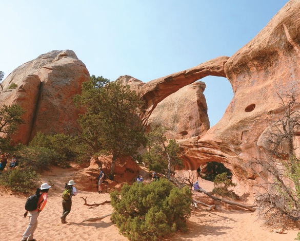 거대한 자연석 아치와 침식 지형이 이어진 ‘바위의 조각 정원’.