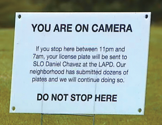 라치몬트 주택가 잔디밭 등에 설치된 경고 표지판. [폭스11 캡처]