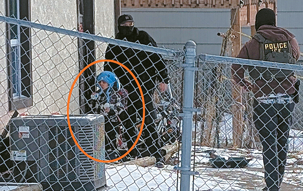 지난 20일 미네소타주 콜럼비아하이츠에서 ICE요원들이 5세 소년을 앞세워 아버지를 연행하던 중 아이도 함께 구금해 논란이 일고 있다. 학교 관계자는 요원들이 다른 가족을 확인하기 위해 아이를 ‘미끼’로 사용했다고 비판했다. [로이터]