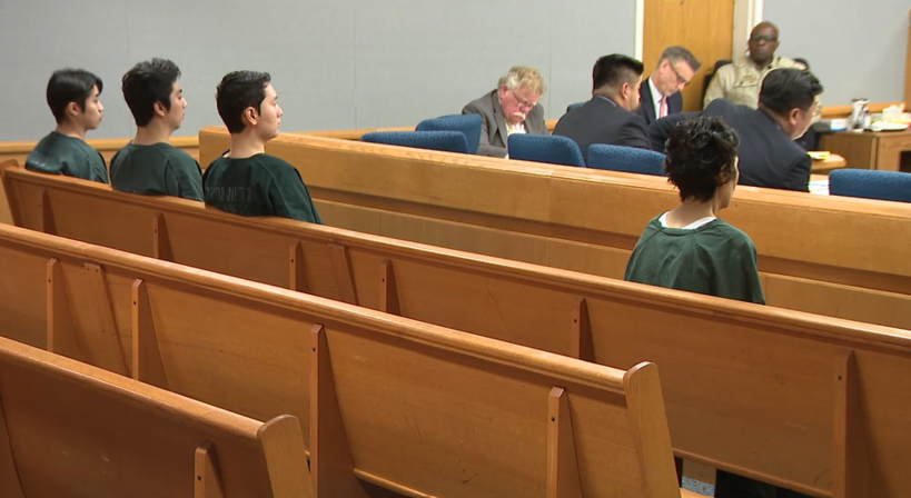 2023년 10월 19일 귀넷 카운티 법정에서 열린 예비심문에 출석한 (왼쪽부터) 이가원, 이준현, 이준호, 이미희 씨.