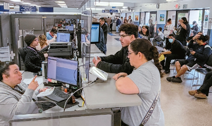 지난 23일 링컨파크 DMV를 찾은 시민들이 직원들과 상담 하고 있다.  김상진 기자