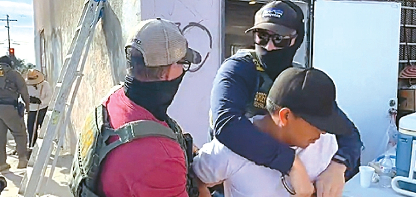 국경 수비대 요원들이 지난 17일 캄튼 지역의 한 교회를 급습해 한 남성을 체포하고 있다. [offixial.bb/틱톡]