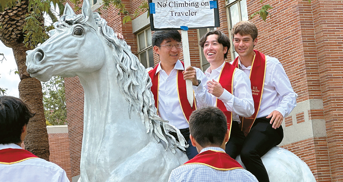 지난해 5월 졸업을 앞둔 USC 학부생들이 캠퍼스 광장에 있는 학교 상징물 ‘트래블러’ 조각상 앞에서 기념 촬영을 하고 있다. 김상진 기자