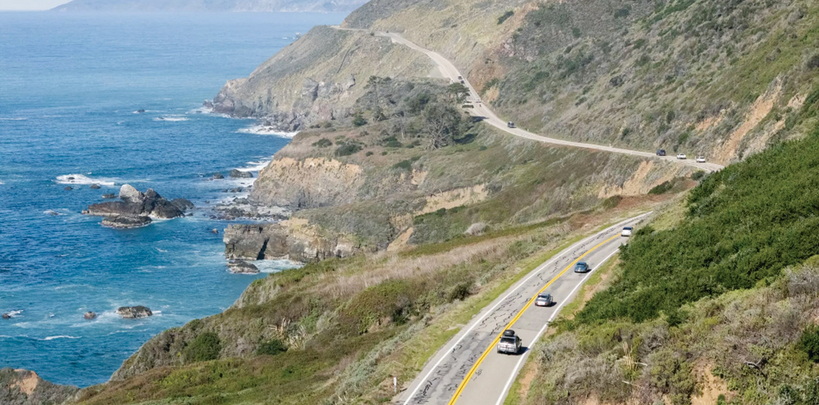 지난 14일 3년이 넘는 복구 공사를 마치고 재개통된 1번 하이웨이의 루시아~라임크릭 구간을 달리는 차량들. [명 J. 천/LA타임스]