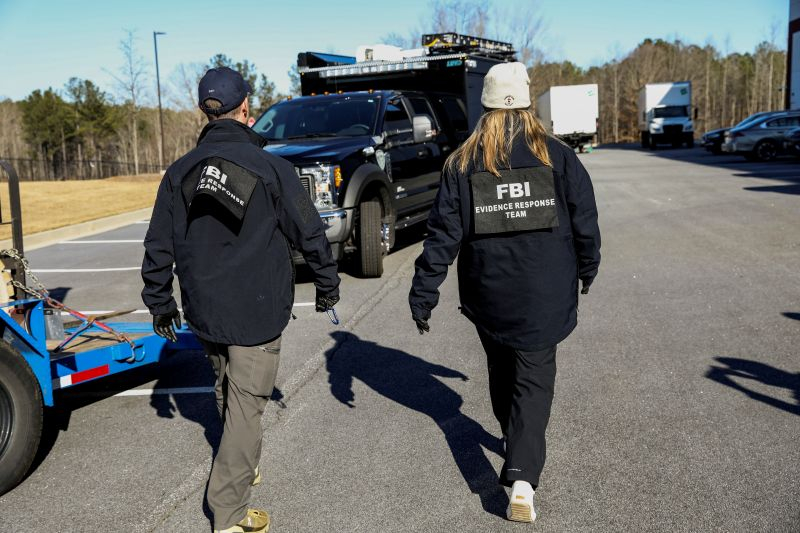 FBI 요원들이 28일 풀턴 카운티 선거사무소 압수수색에 나서고 있다. [로이터] 