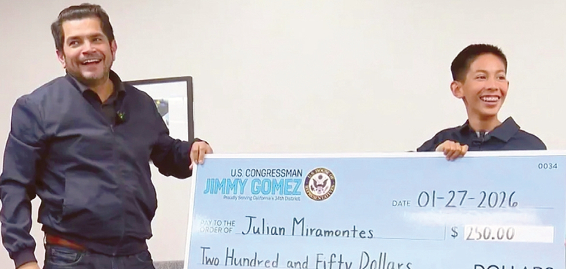 줄리안 미라몬테스(오른쪽)가 이민자 권리 안내 앱 개발로 전국 앱 경진대회에서 우승한 뒤 지미 고메즈 연방 하원의원과 기념촬영하고 있다. [NBC4 캡처]