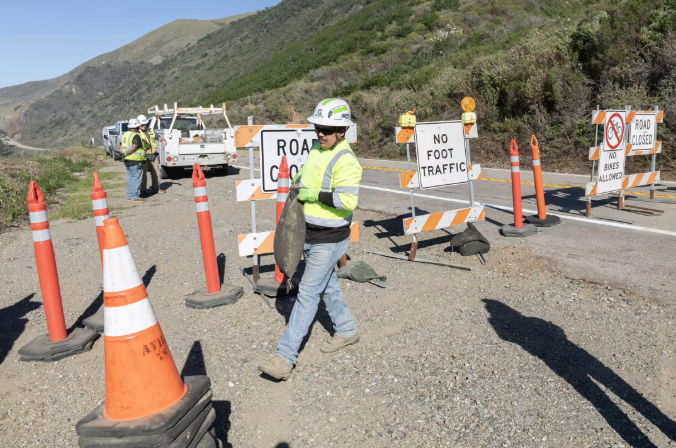 1. 지난 14일 3년이 넘는 복구 공사를 마치고 재개통된 1번 하이웨이의 루시아~라임크릭 구간을 달리는 차량들. 2. 빅서 구간 재개통으로 접근이 가능해진 빅스비 교량. 3. 가주 교통국 직원이 빅서 구간 통행 금지 표지판을 치우고 있다. [명 J. 천/LA타임스]