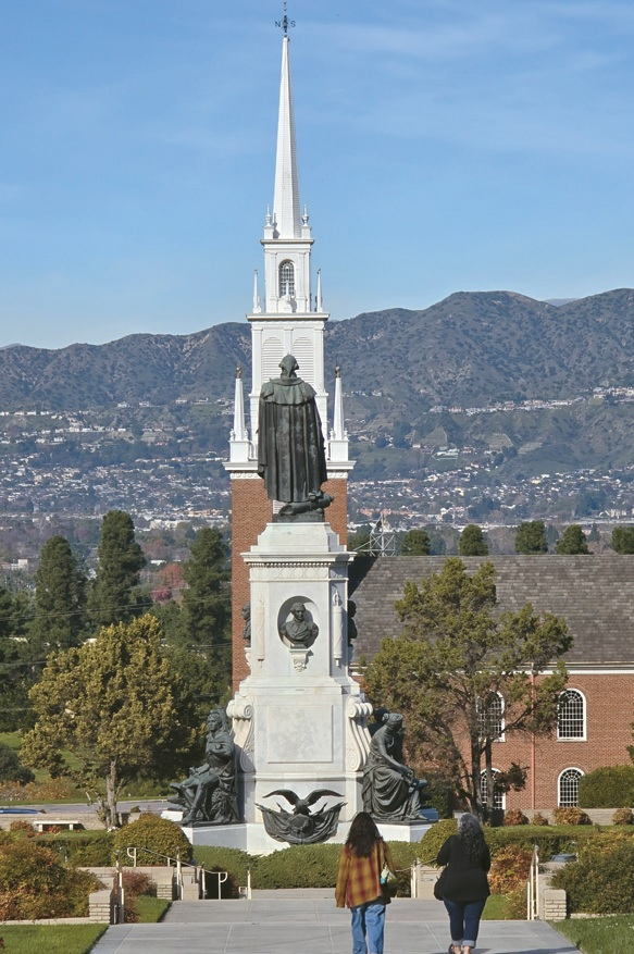 공원 내 조지 워싱턴 동상과 1965년 건립된 올드 노스 처치(Old North Church).