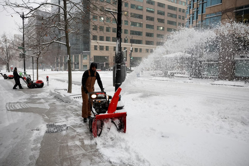 워싱턴DC의 한 건물 관리인이 눈을 치우고 있다 