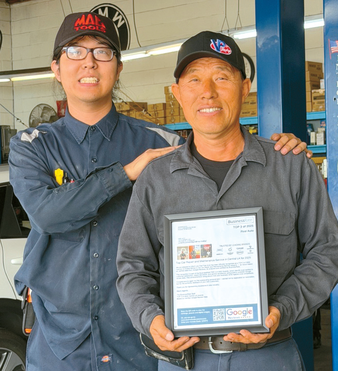 제일오토의 강성봉(오른쪽) 사장과 그의 아들 강민재씨. 김상진 기자