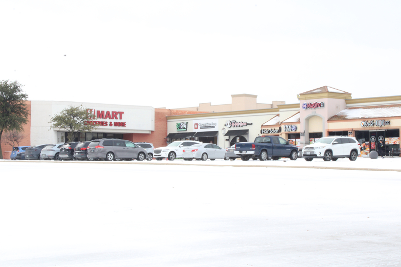 지난 27일(수) 오전, 주차장에 눈이 그대로 쌓여 있는 캐롤튼 H마트 주차장. 지속되는 한파와 빙판길에 불구하고 일부 소비자들이 H마트를 찾았다.