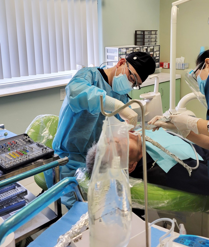 포유 덴탈 그룹의 조셉 최 원장은 임플란트 전문 진료 시스템을 바탕으로 정밀한 시술과 안정적인 치료를 제공하고 있다.