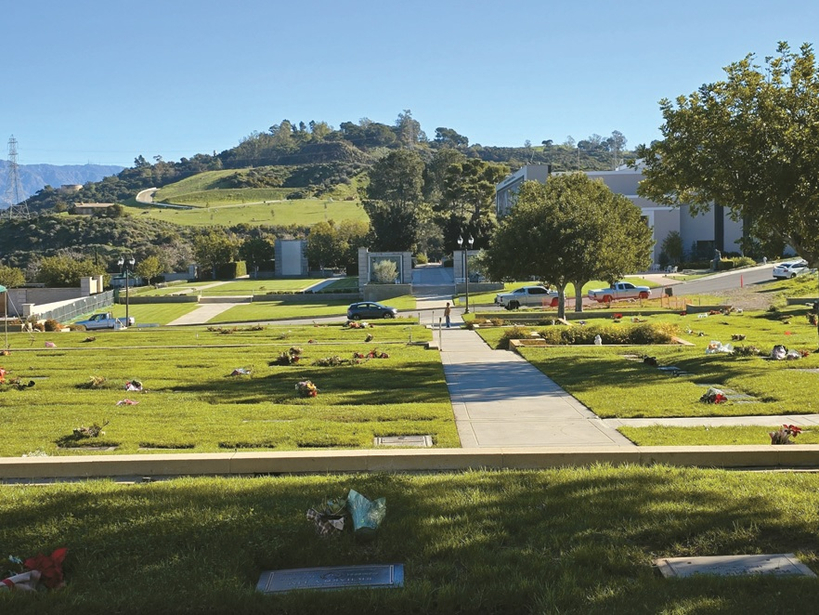공원 내 전경, 전설적인 여배우 베티 데이비스 등 수 많은 유명 인사들의 무덤이 있다.