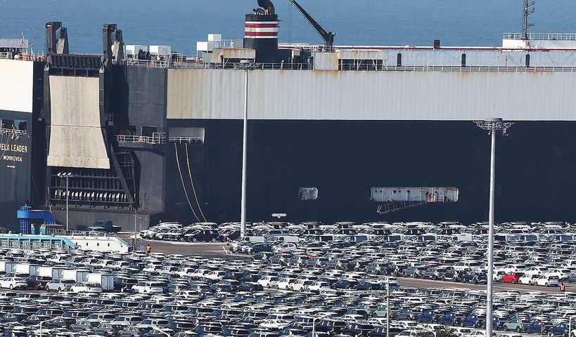 평택항에 세워진 수출용 차량들