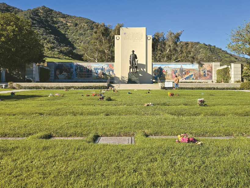 모자이크 벽화 옆에 위치한 아브라함 링컨 가든에 위치한 동상과 모자이크 벽화.