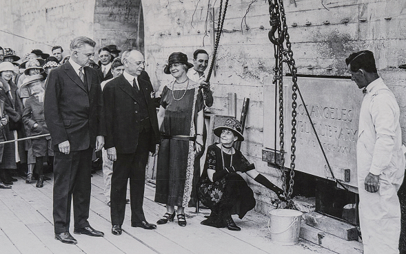 1925년 5월 3일 구리 타임캡슐을 도서관 내에 설치하는 모습. [도서관 제공]