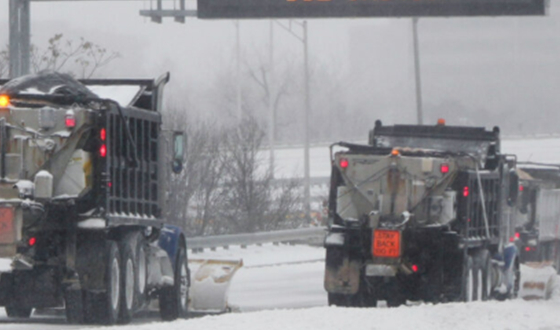 메트로 워싱턴 제설차량이 도로에 쌓인 눈을 치우고 있다.