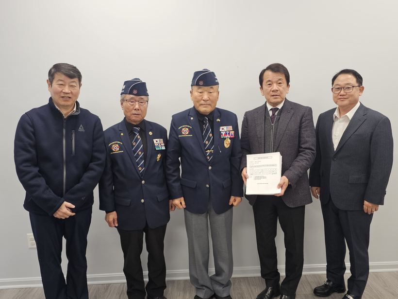 오른쪽부터 김종준.김덕만 감사, 김인철 회장, 이해월 상조위원장, 최민엽 재무부장.