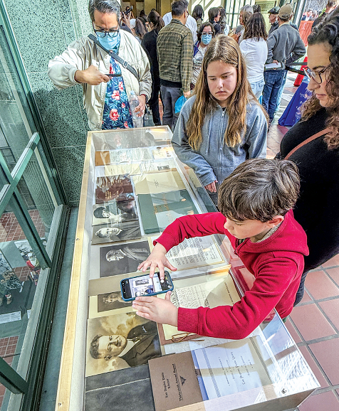 타임캡슐 속 자료들이 LA중앙도서관 로비에서 전시 중이다. 김상진 기자