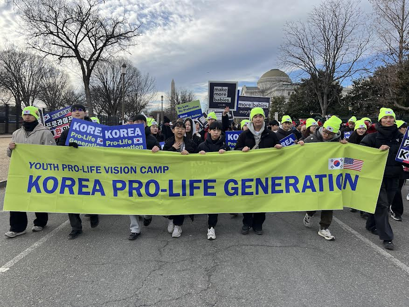‘생명을 위한 행진’에 참가한 한국 청소년들과 연설을 하는 JD 밴스 부통령.