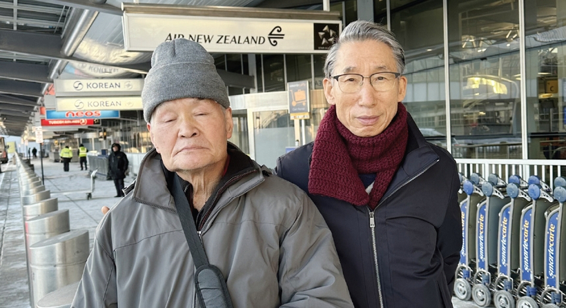주님의식탁선교회는 지난 27일 난청으로 힘든 생활을 이어온 김윤제 씨의 영구 귀국을 지원하며 39번째 사례를 성사시켰다. 공항에서 이종선 목사(오른쪽)가 김 씨와 함께 귀국 절차를 안내했다. 김 씨는 선교회와 21희망재단의 도움으로 항공권과 행정 지원을 받아 무사히 귀국했으며 현재 경기도 여주에 도착해 정착 중이다.  [주님의식탁선교회]