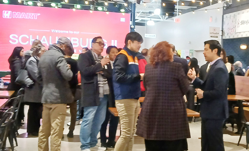 H마트 브라이언 권(오른쪽) 사장이 로라 머피 일리노이 주 상원의원 등과 대화하고 있다. 