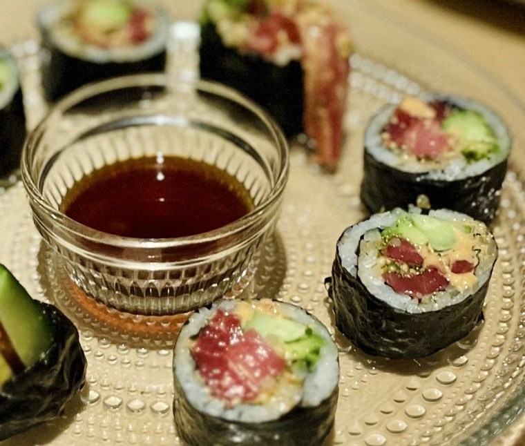 센추리시티 소재 수퍼 피치에서 만들고 있는 스파이시 튜나 김밥. 