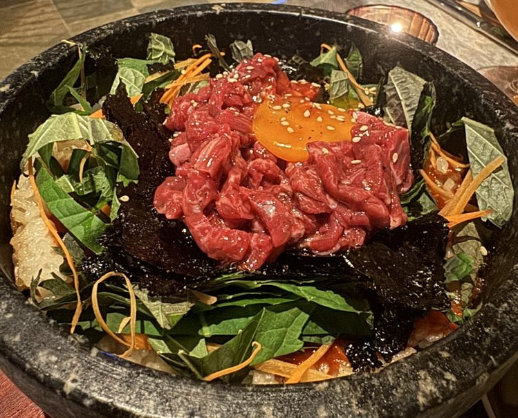 멀베리에서 인기 메뉴가 된 육회 비빔밥.