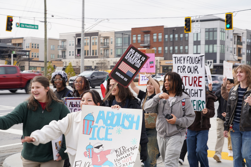 30일 피치트리 릿지 고교 학생들이 도로를 따라 이민단속 반대 행진을 하고 있다. 