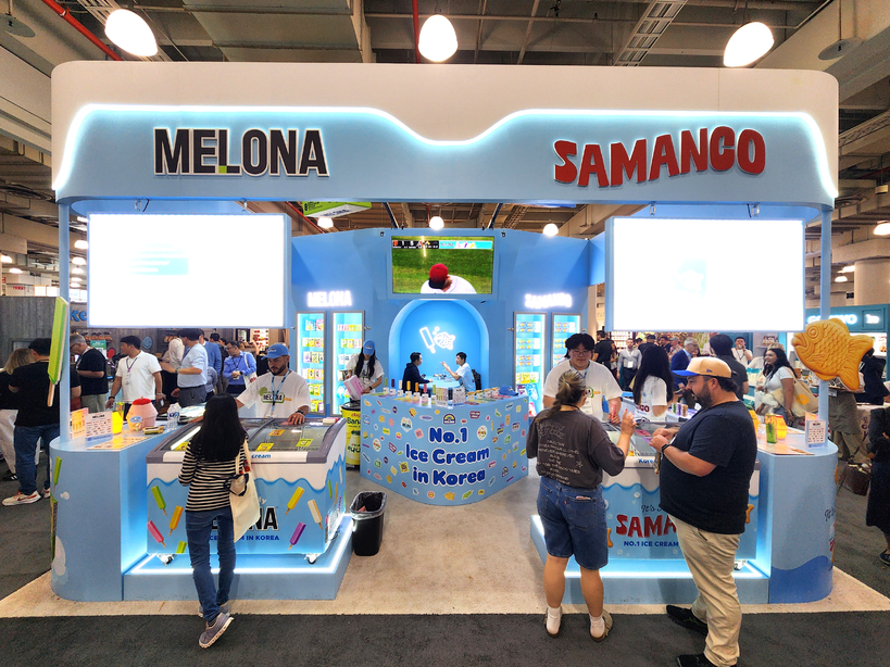 지난해 뉴욕시 맨해튼 제이콥재비츠 센터에서 열린 뉴욕 2025 팬시 푸드쇼에 설치된 빙그레 부스. 프리미엄 아이스크림 제품을 앞세워 미국시장에서 브랜드 파워를 넓혀가고 있는 빙그레는 푸드쇼에 메로나·바나나우유·싸만코·비비빅·누아르바(한국 제품명 빵또아) 등을 전시해 관람객들의 큰 인기를 모았다. [사진 빙그레]