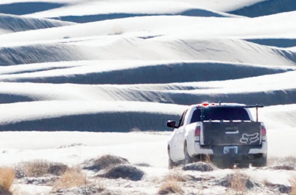 지난해 12월 17일 데스밸리 국립공원 유레카 사구 야생 보호구역에서 트럭 한 대가 주행하고 있다.  [국립공원관리청 제공]