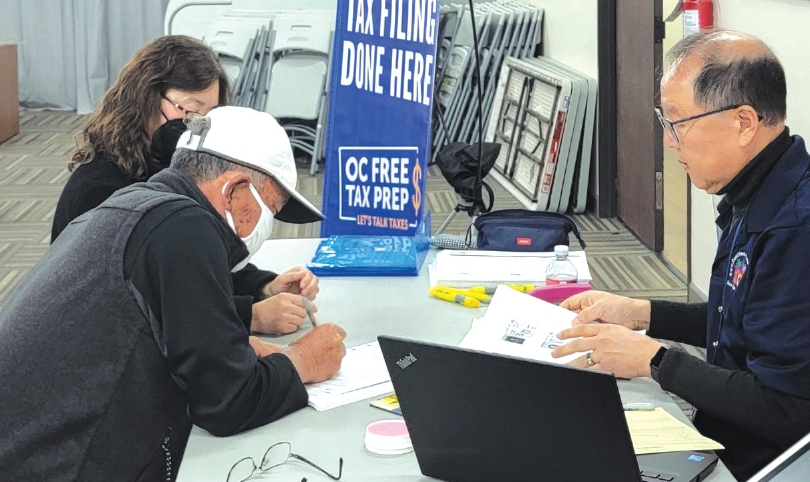 굿핸즈 치노 사무실에서 한인들이 세금보고 대행 서비스를 받고 있다. [굿핸즈 재단 제공]