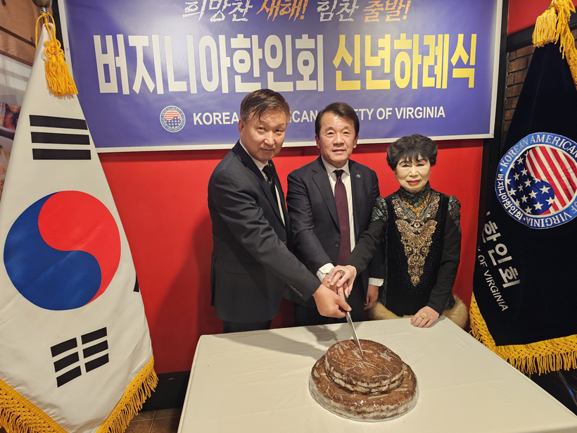 좌로부터 박준형 워싱턴평통 회장, 김덕만 회장, 장재옥 세계 한식요리연구원장.