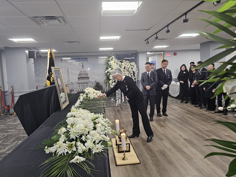 강경화 주미대사가 커뮤니티센터에 마련된 고 이해찬 수석부의장 분향소를 찾아 헌화하고 있다.