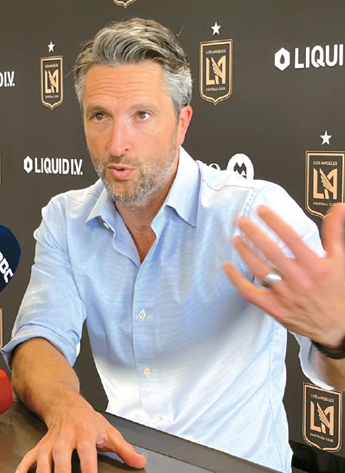 존 소링턴 LAFC 공동 회장 겸 단장이 한인 사회와 접점 확대에 대해 설명하고 있다.