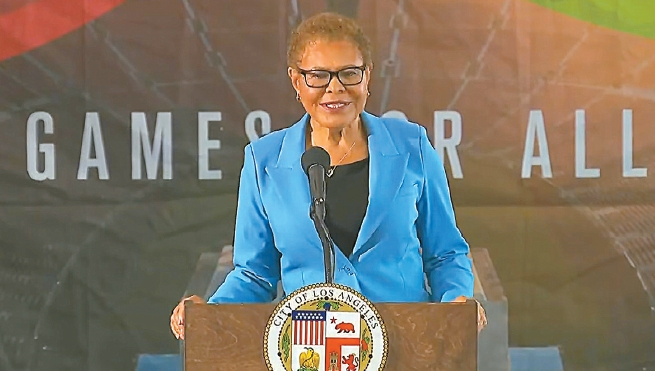 캐런 배스 시장이 2일 LA 엑스포 센터에서 시정연설을 하고 있다. [LA시 유튜브 캡처]