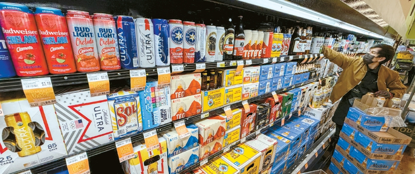 LA 한인타운 인근 존스 할리우드 마켓서 판매되고 있는 다양한 브랜드의 맥주들. 김상진 기자