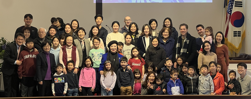 맥클린 한국학교 개강식을 마친후 참석자들이 기념촬영을 하고 있다.