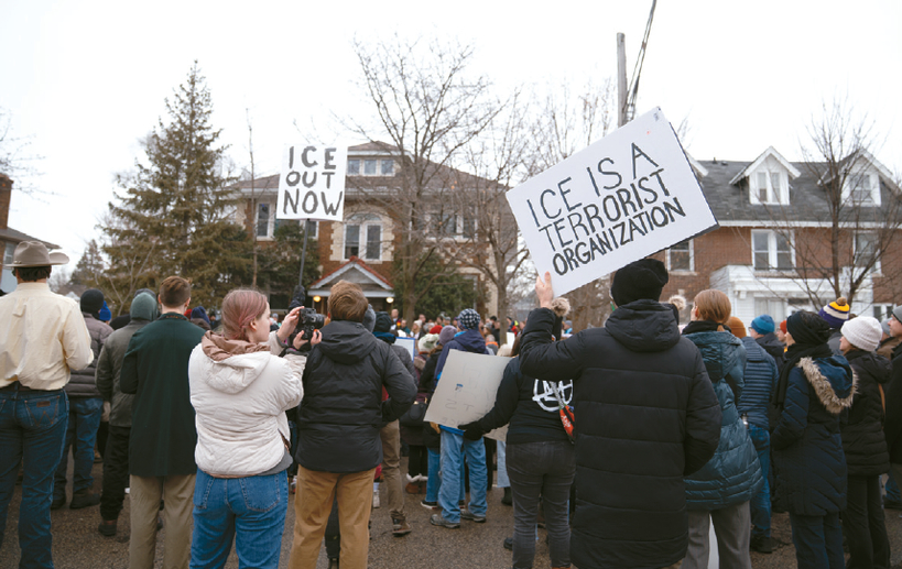 종교계가 이민세관단속국(ICE)의 폭력적 불법체류자 단속에 맞서 미니애폴리스에서 평화 회복에 나서고 있다. ICE 요원의 폭력에 항의하는 시민들.