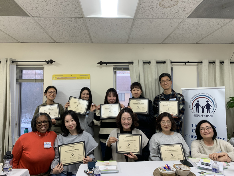 교육을 마친 후 참가자들이 수료증을 들고 기념촬영을 하고 있다.