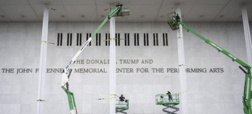 트럼프-케네디센터로 명칭을 변경한 뒤 외벽을 공사하고 있다.